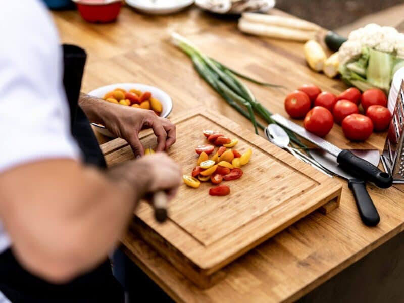 Cómo está cambiando la forma de cocinar en casa: 7 tendencias que van más allá de la moda