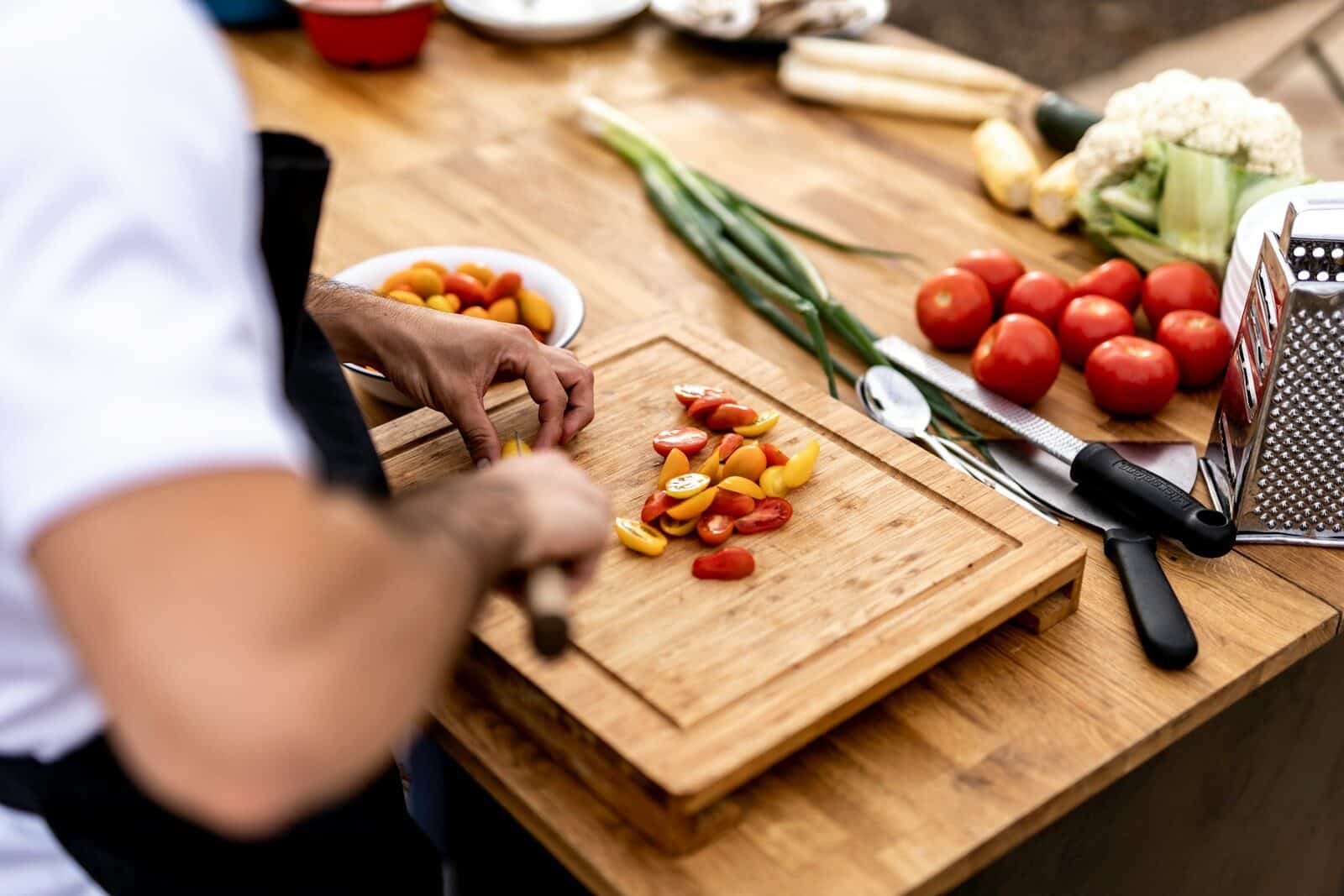 Cómo está cambiando la forma de cocinar en casa: 7 tendencias que van más allá de la moda